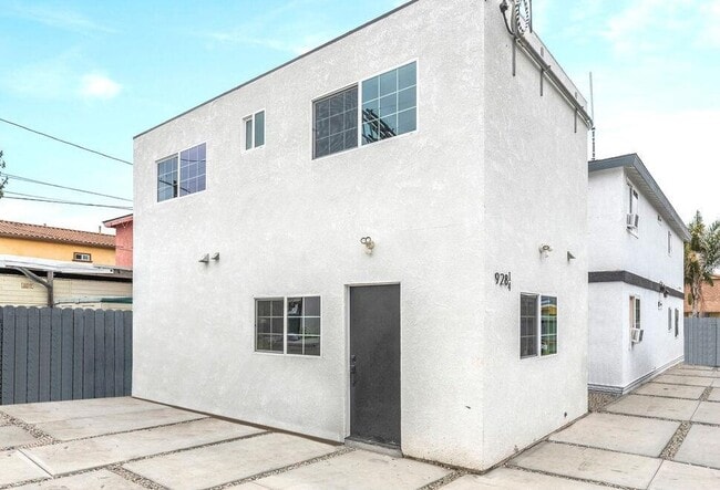 Building Photo - 928 E 57th St