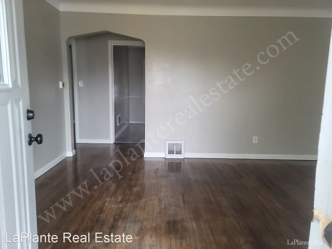 Building Photo - 3 br, 1 bath House - 3437 Saint Bernard Dr...