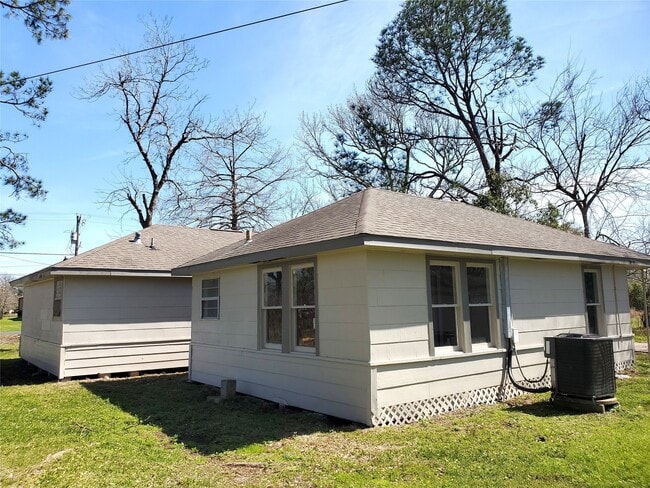 Building Photo - 223 S Willow St