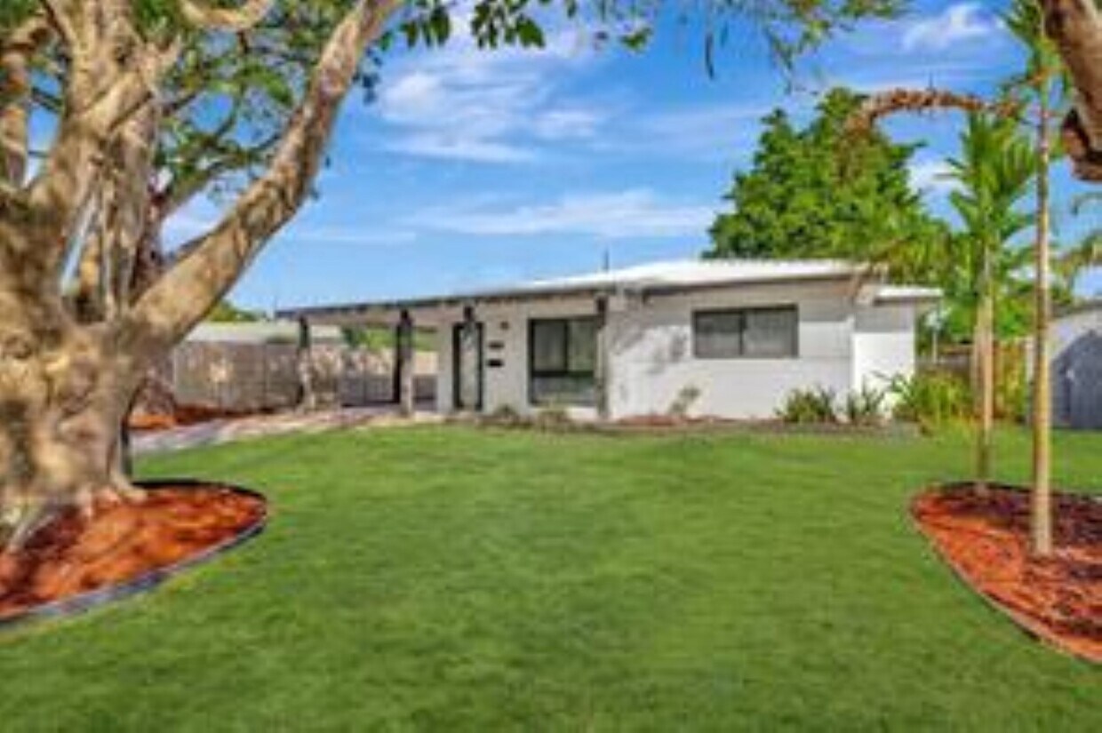 Foto principal - 4840 NE 5th Ave