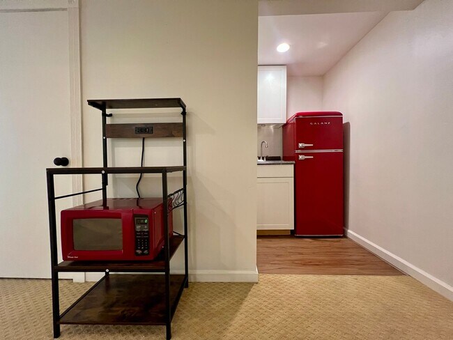 Foto del edificio - Cozy 1 bedroom with Kitchenette available ...