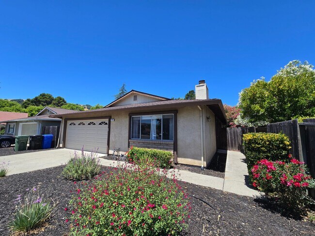 Building Photo - Gorgeous 3 Bedroom, 2 Bath home in great location