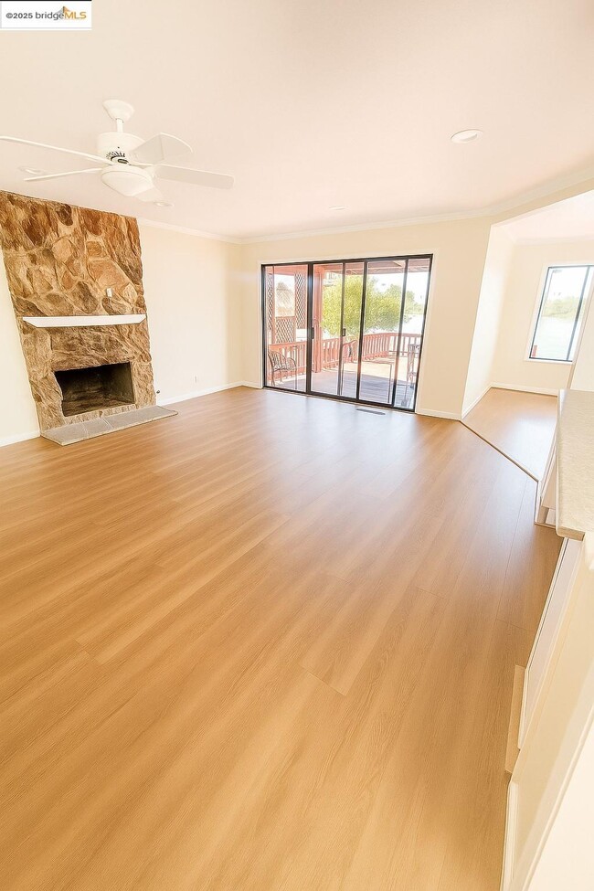 Foto del edificio - 1042 Willow Lake Rd