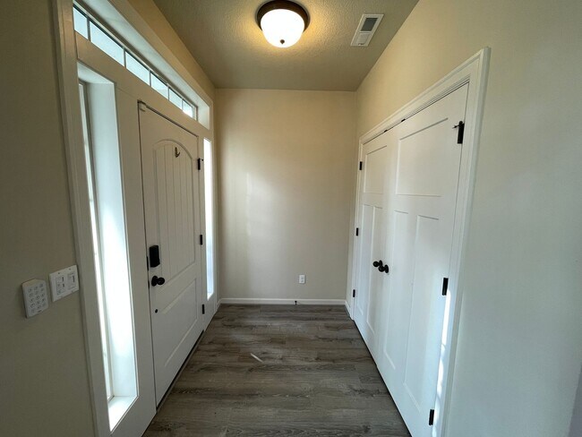 Foto del edificio - *$200 off!!* Beautiful Home Located in the...