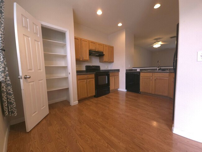 Building Photo - 3 Bedroom Townhome in Sage Creek