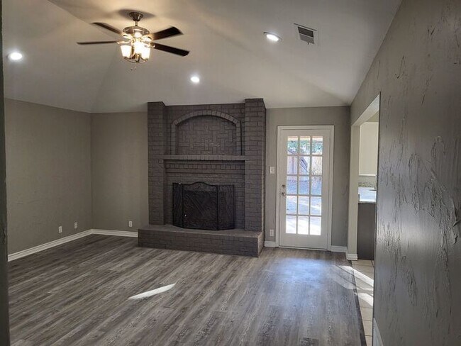 Building Photo - 7404 Glen Haven Dr