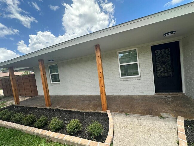 Building Photo - 13614 Oakwood Ln