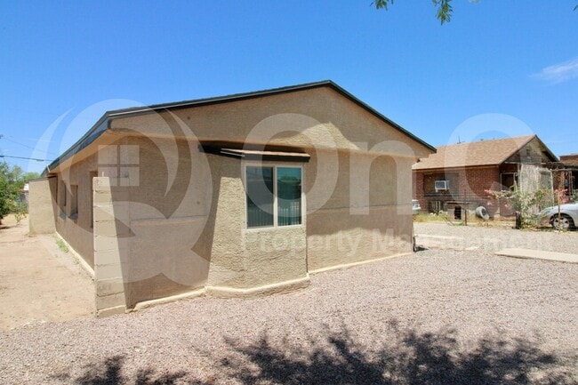 Building Photo - 1408 W St Clair St