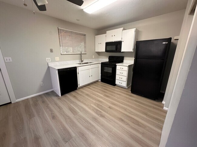 Foto del edificio - Remodeled 4 Bedroom Townhome!