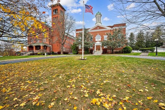 Foto del edificio - 200 School House Rd