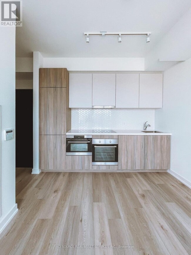 Building Photo - 158 Front St E