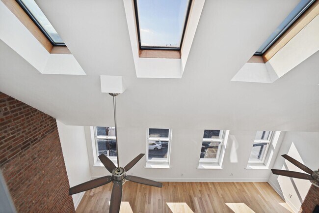 Building Photo - 128 Bright St