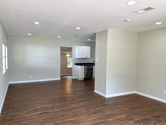 Foto del edificio - 4 Bedroom / 2 Bath