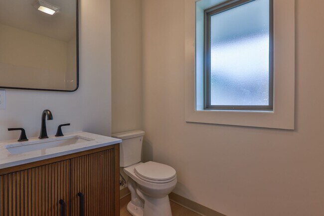 Foto del edificio - Modern Remodel with Designer Finishes | All Utilities Included