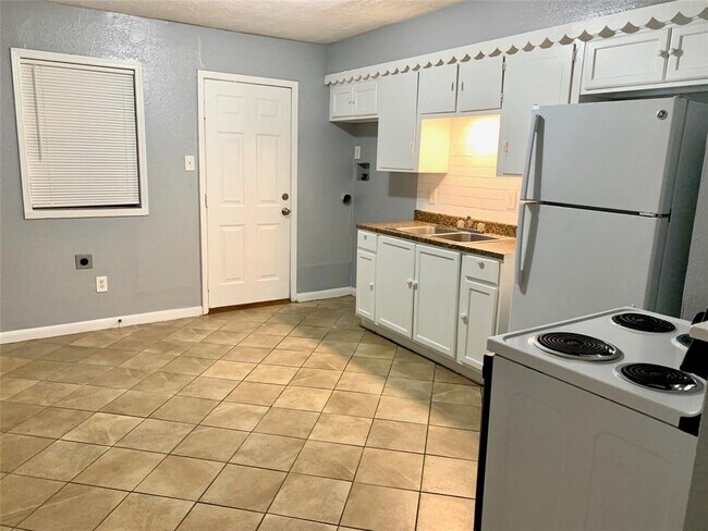 Building Photo - 7513 Lockwood Dr