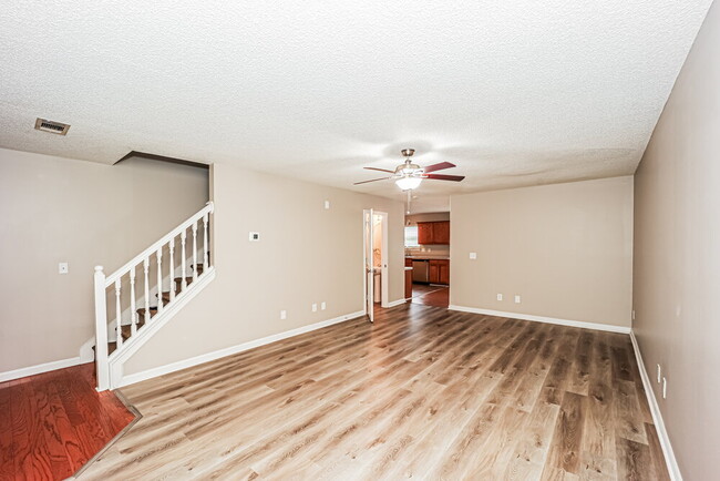 Foto del edificio - 6116 Hickory Ln Dr