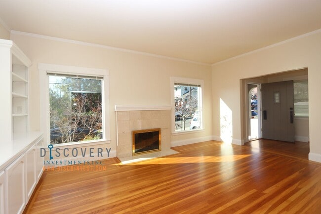 Building Photo - Glenview Traditional Three Bedroom Home