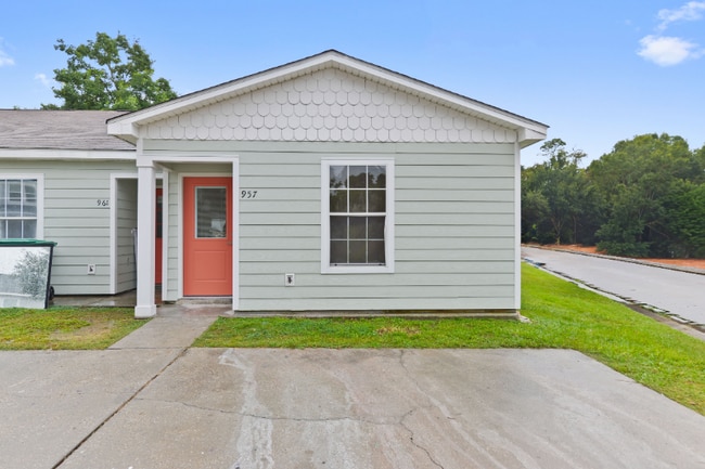 Building Photo - 957 Middle Ln