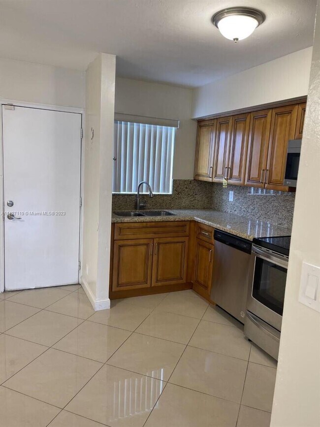 Building Photo - 505 NE 20th Ave