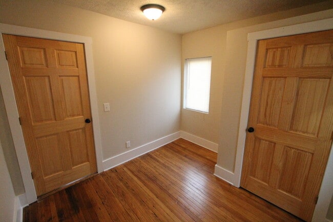 Building Photo - Right Size and a Great Location! Two bedro...