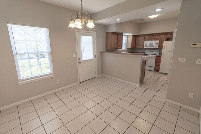 Building Photo - 5000 Derby Ridge Dr