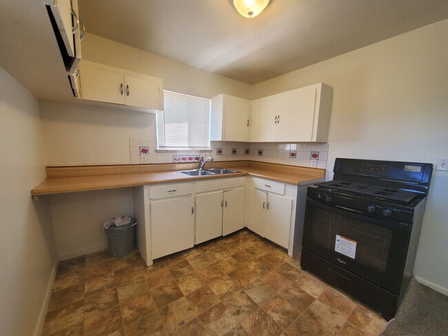 Building Photo - COSY DUPLEX!! GREAT LOCATION!!
