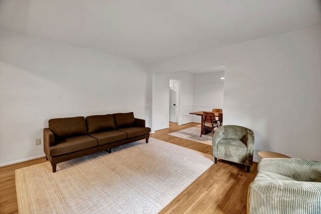 Building Photo - 3541 W Lakeside Dr