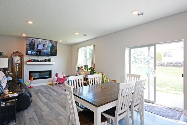 Foto del edificio - Beautiful 4-Bedroom Home with Modern Finishes & 2 Car Garage!