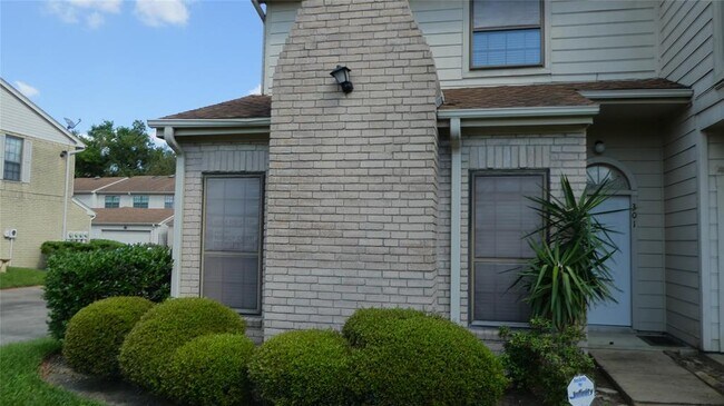 Building Photo - 800 Country Pl Dr