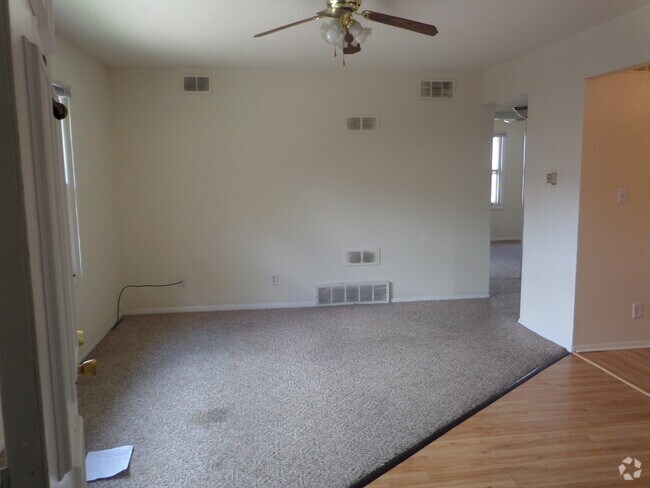 Building Photo - 831 Kimberly Dr