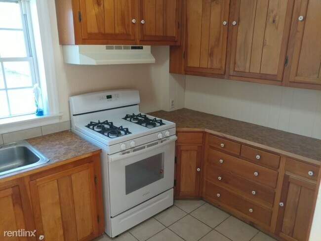 Building Photo - 3 br, 1 bath Townhome - 121 Lonsdale Main St