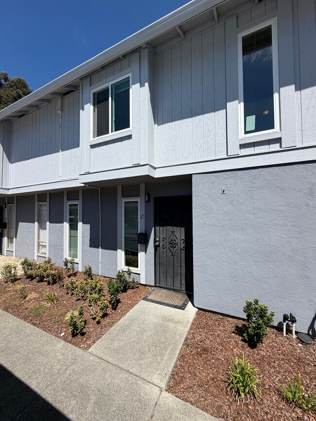 Building Photo - 85 El Toro Ct