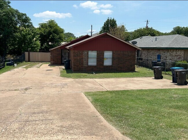 Foto del edificio - Newly Updated 2 Bed / 1 Bath Duplex