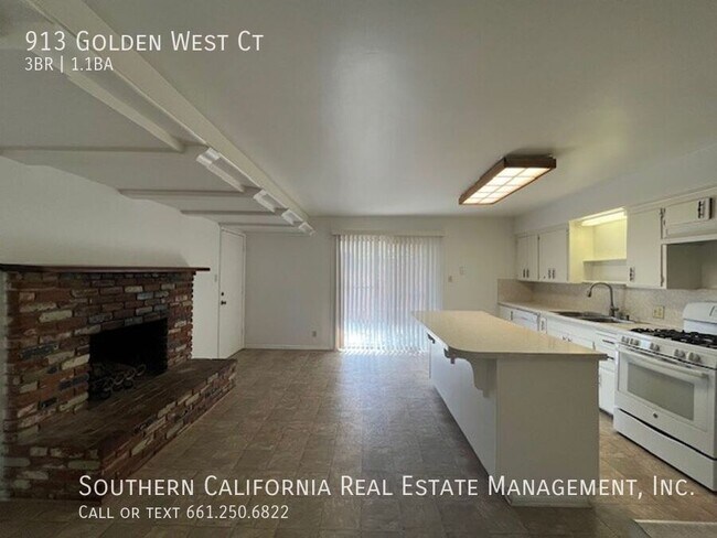 Foto del edificio - 913 Golden W Ct