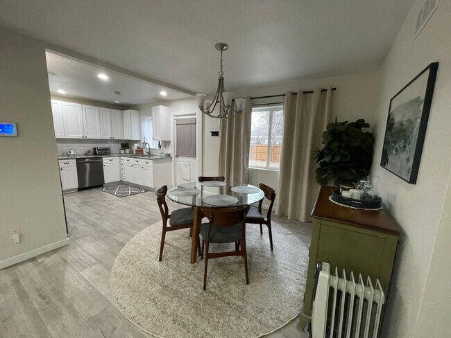 Foto del edificio - Charming Updated Home with Spacious Yard