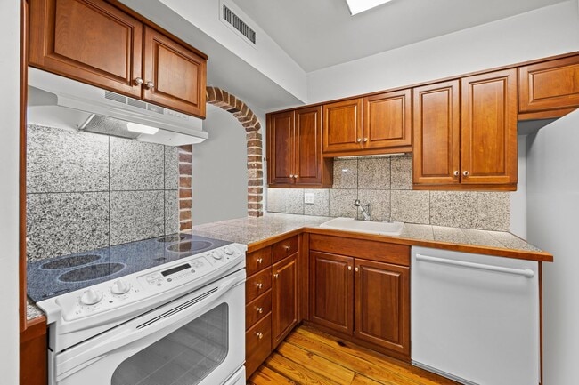 Building Photo - Available 9/1. Awesome 1 BR/1.5 BA Apartme...