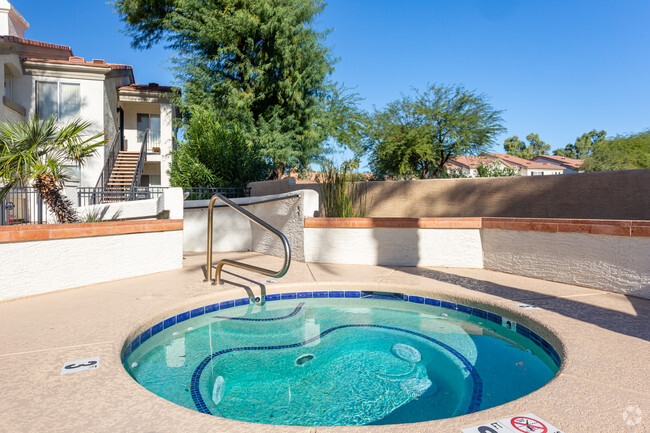 Building Exterior - Carlyle Townhomes