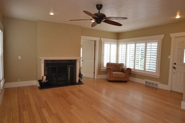 Building Photo - Charming 4 bed 2 bath cottage style home for rent!