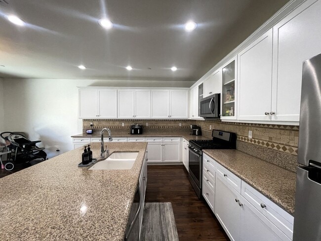 Building Photo - Rosamond 4 Bedroom + 2.5 Bathroom