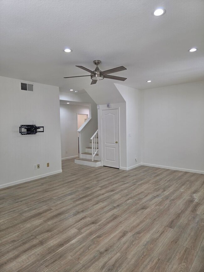 Foto del edificio - TOWNHOUSE-STYLE 3 BR + 2 1/2 BA UNIT IN CANYON COUNTRY AVAILABLE NOW