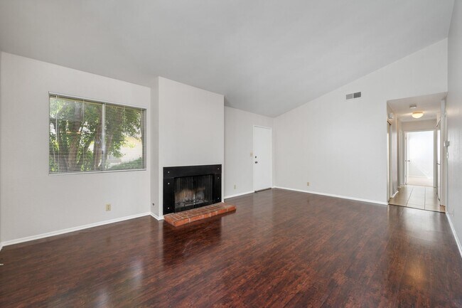 Foto del edificio - Remodeled Condo with Granite Counters and Attached Garage