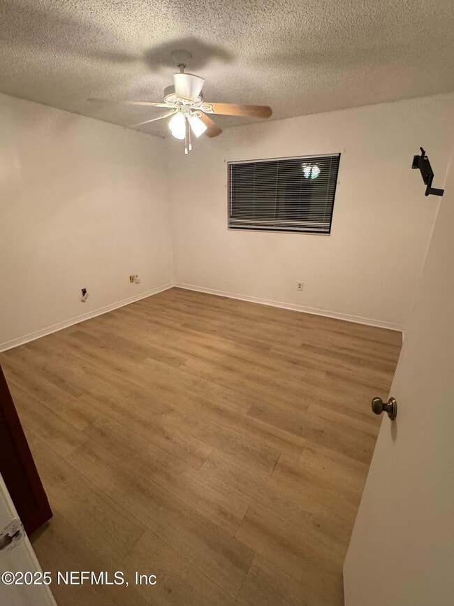 Foto del edificio - 85 Debarry Ave