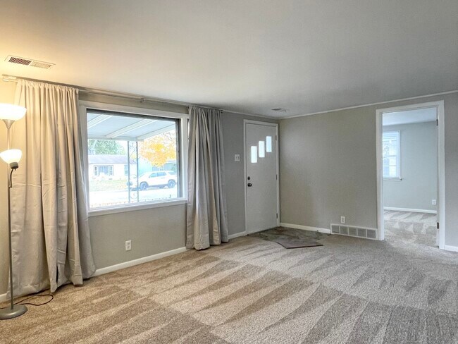 Building Photo - 328 N Levasseur Ave