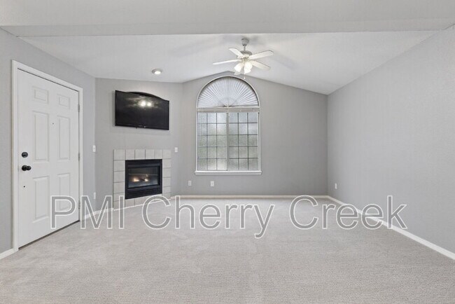 Foto del edificio - 8757 E Dry Creek Rd