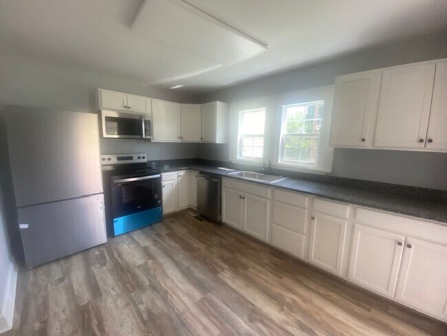 Building Photo - Mascot 37806 - Beautifully renovated 3 bed...