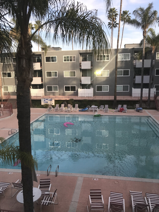 Building Photo - 4915 Tyrone Ave