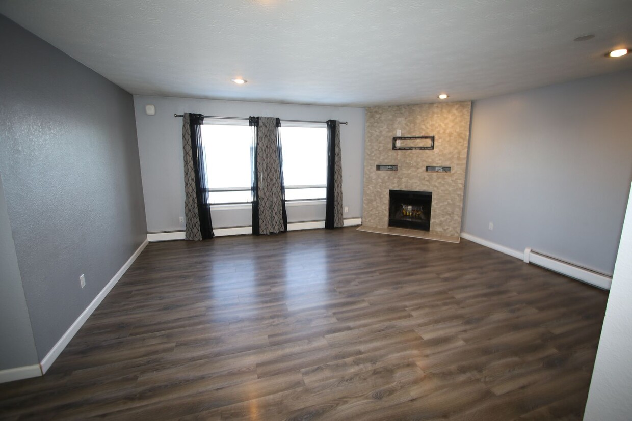 Foto principal - Nicely Updated 3 Bedroom Condo Downtown!