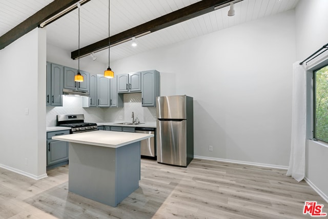 Building Photo - 2488 N Beachwood Dr