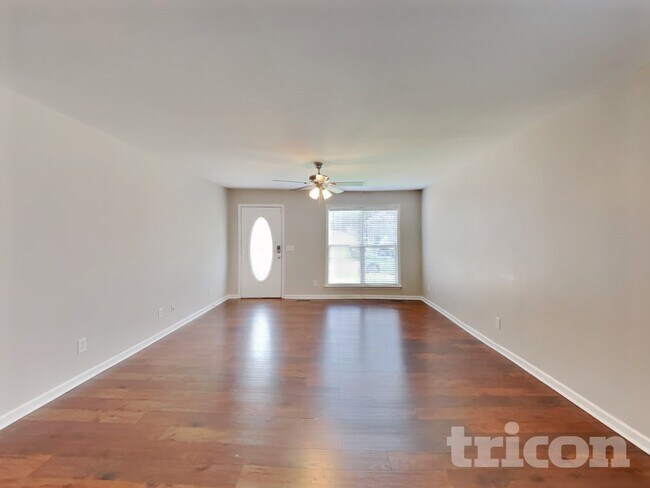 Building Photo - 703 Maple Ct