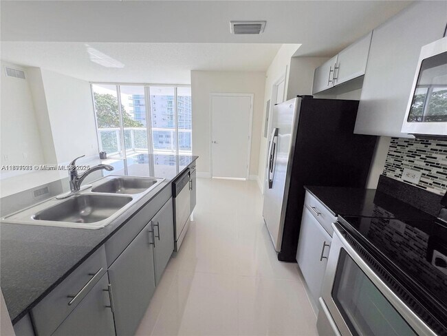 Foto del edificio - 1861 NW S River Dr